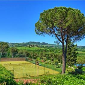 5 bedroom villa with pool and tennis court near San Gimignano, sleeps 10